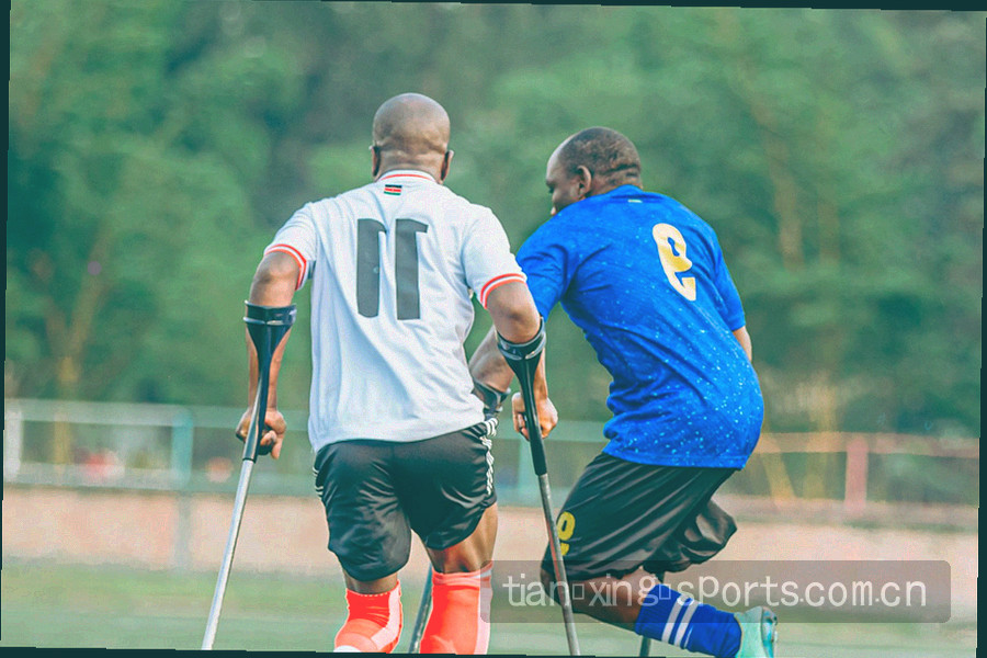 高位逼抢路线箭头叠加在数据网格上的抽象图形，电光青与冷紫线条